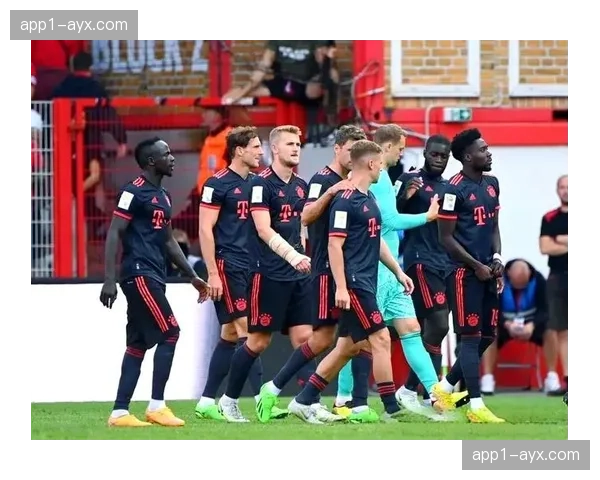 拜仁边锋内收边后卫套上,制造过载撕开密集防线